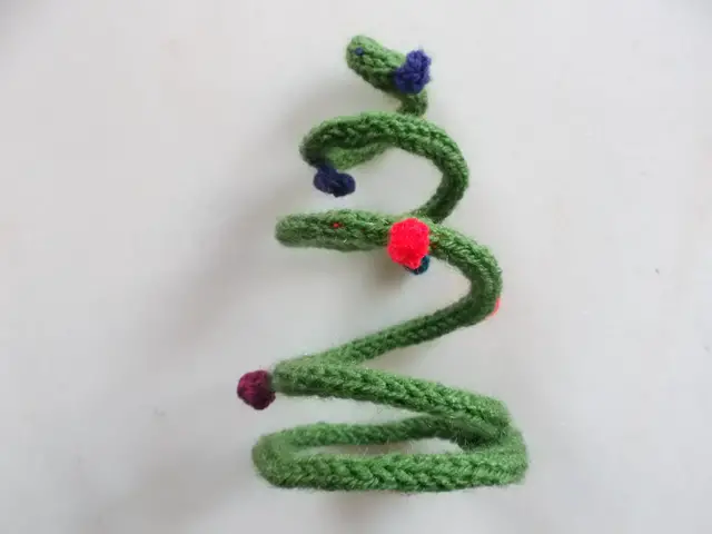 Un mini sapin de Noël au tricotin pour la table