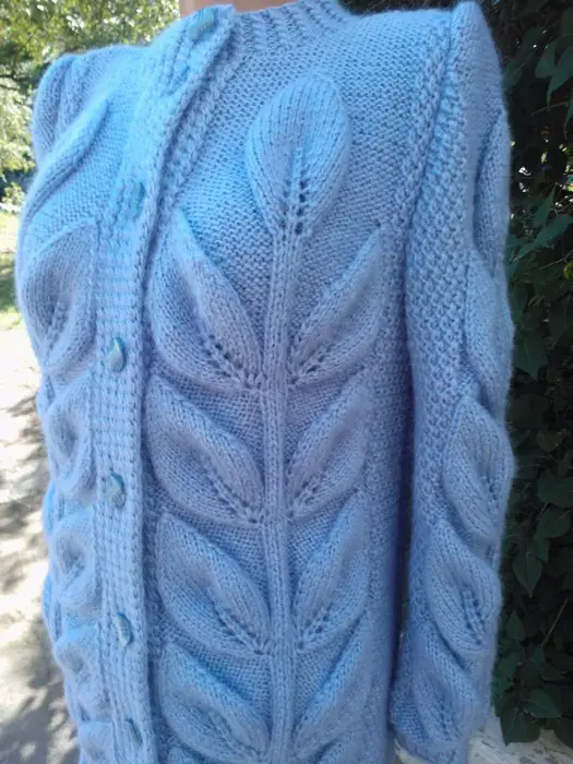 des feuilles en relief au tricot