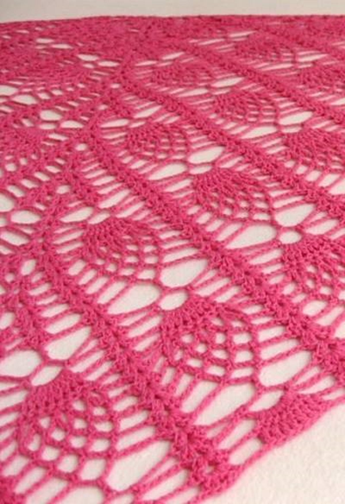 Un châle motif ananas au crochet
