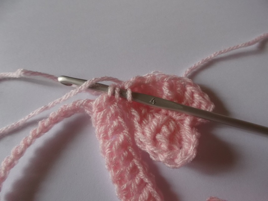Un gilet avec plein de petits cœurs