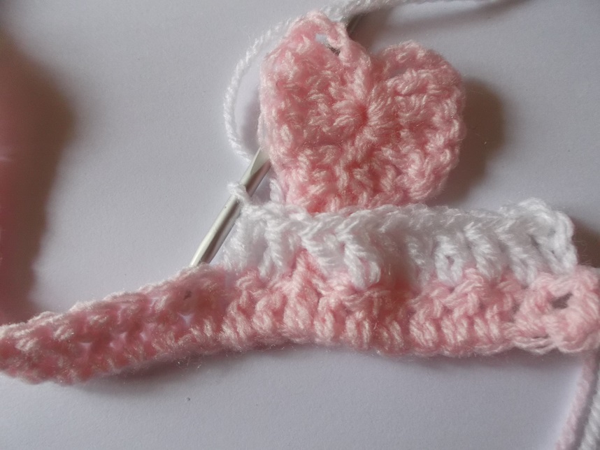 Un gilet avec plein de petits cœurs