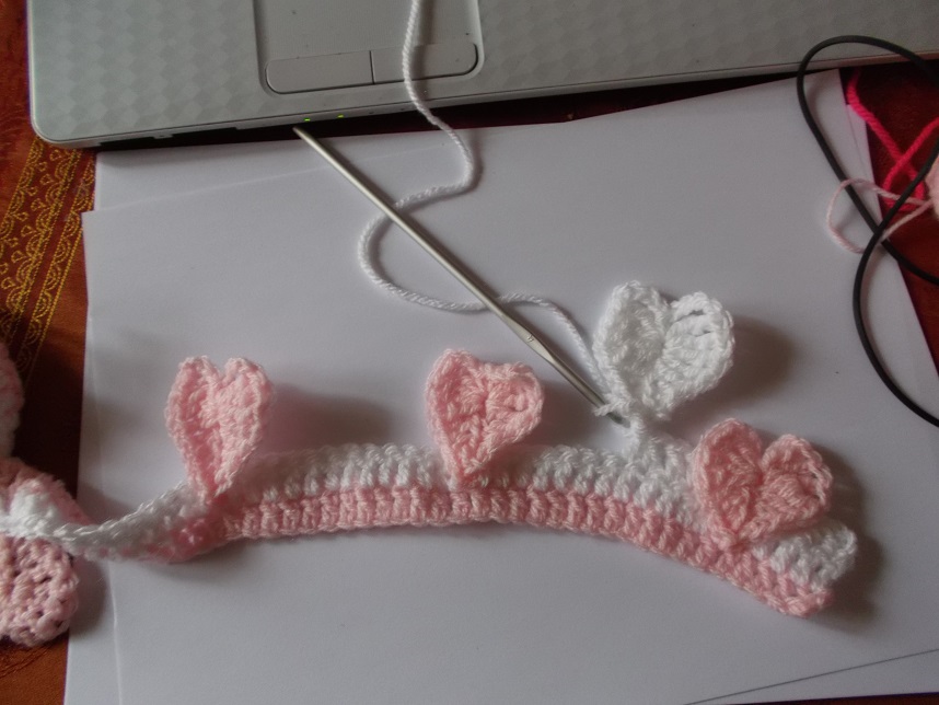 Un gilet avec plein de petits cœurs
