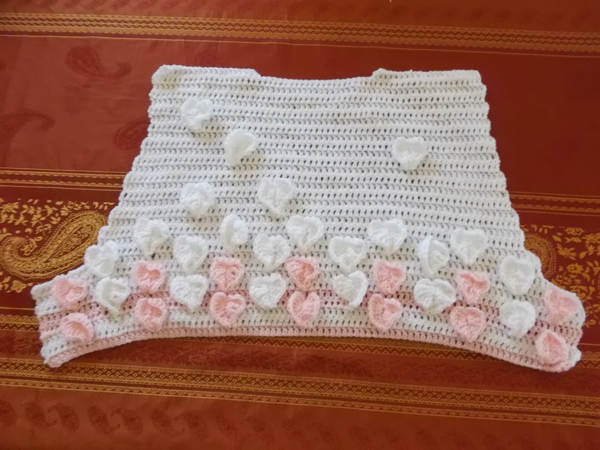 Un gilet avec plein de petits cœurs