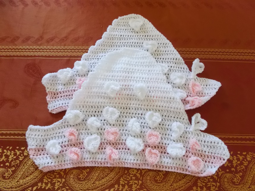 Un gilet avec plein de petits cœurs