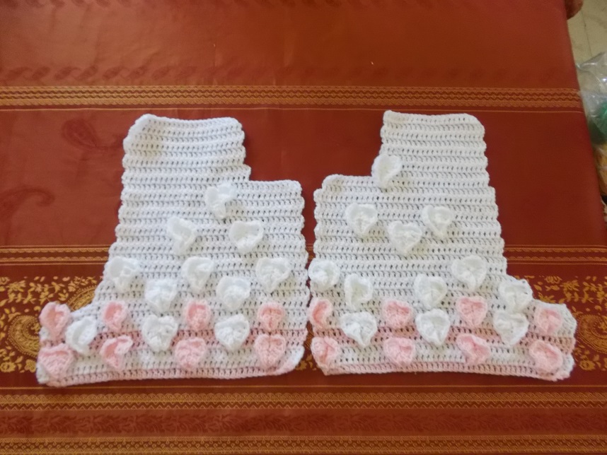 Un gilet avec plein de petits cœurs