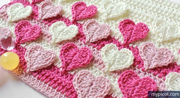 Un gilet avec plein de petits cœurs