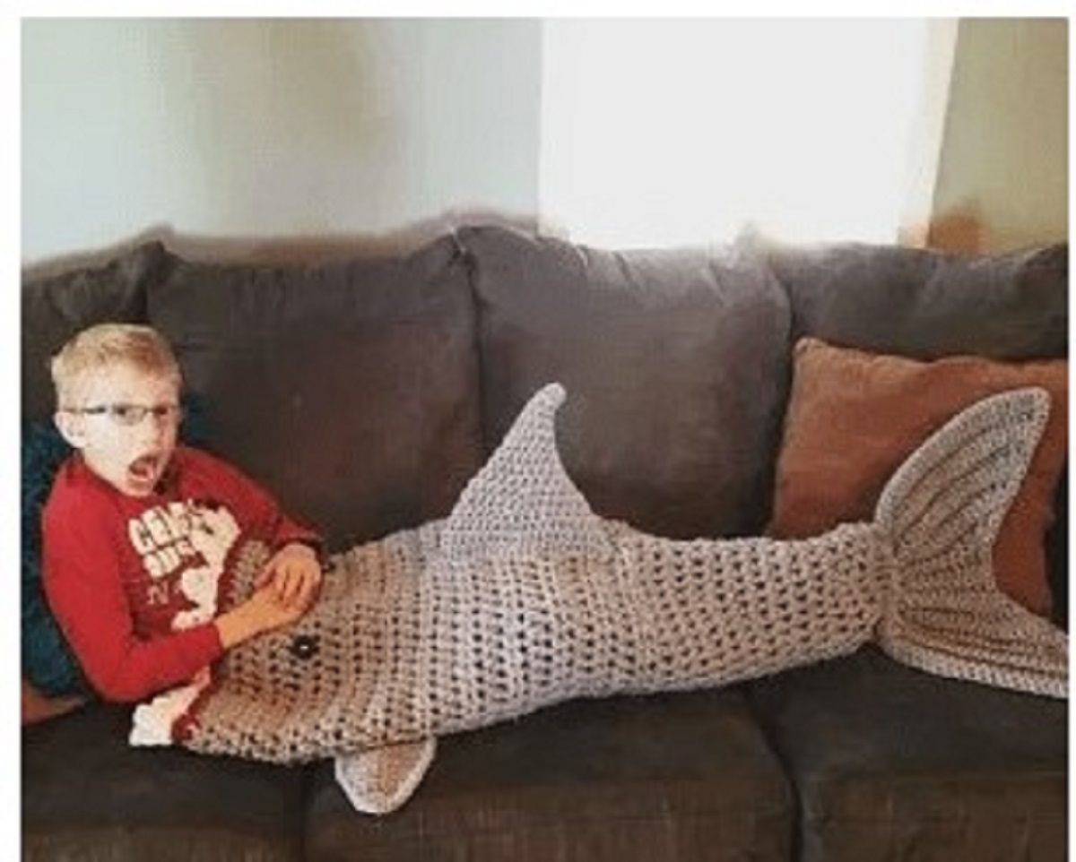 Une couverture requin au crochet