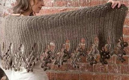 un châle droit avec des trèfles