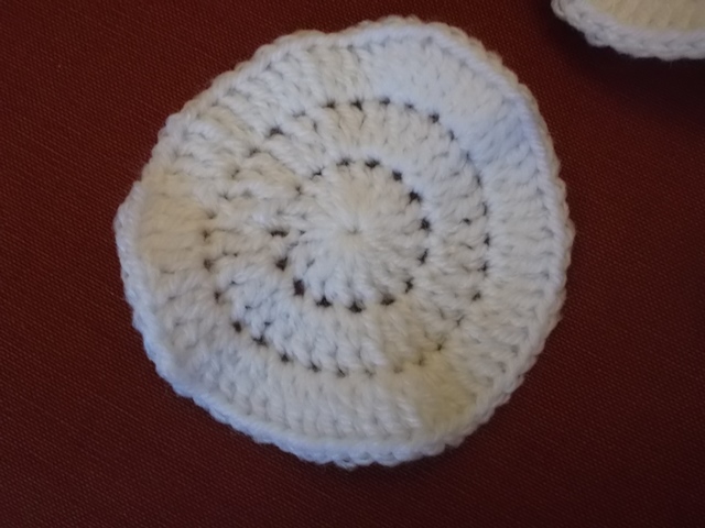 Au crochet un bandeau avec une fleur d'Amarilys