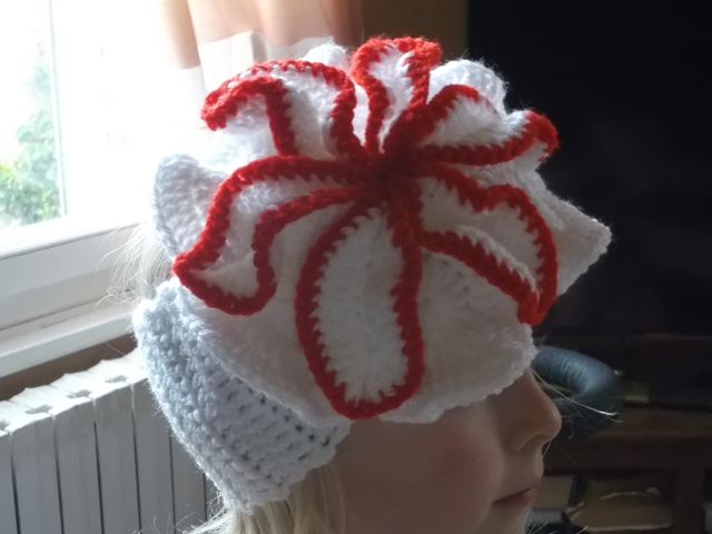 Au crochet un bandeau avec une fleur d'Amarilys