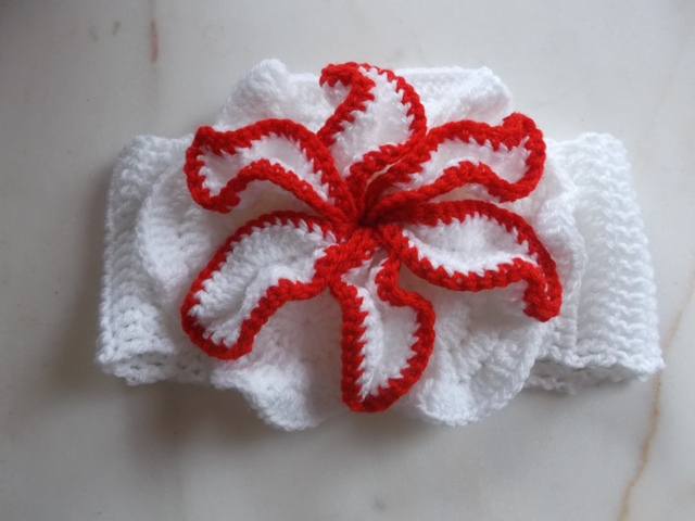 Au crochet un bandeau avec une fleur d'Amarilys