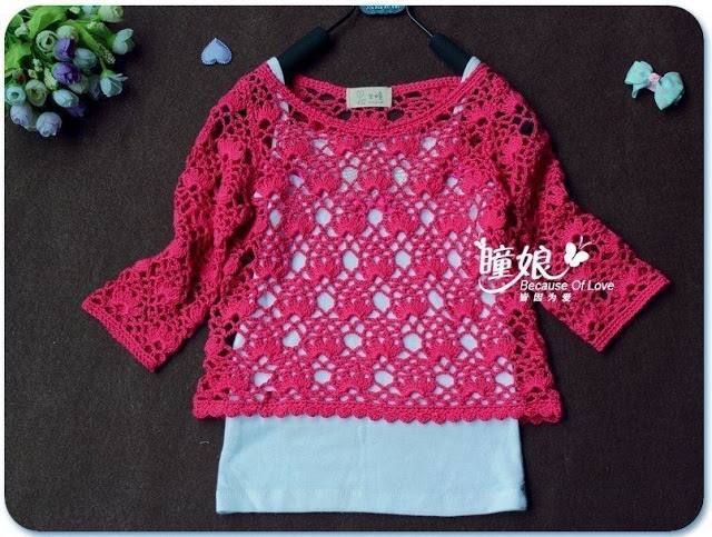 Un pull court au motif tulipe