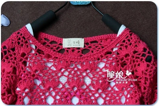 Un pull court au motif tulipe