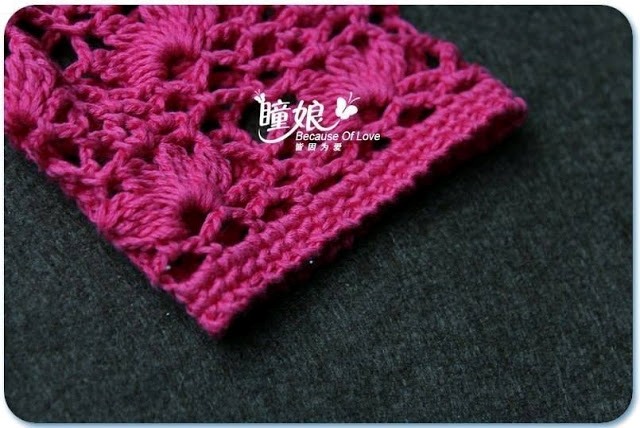 Un pull court au motif tulipe
