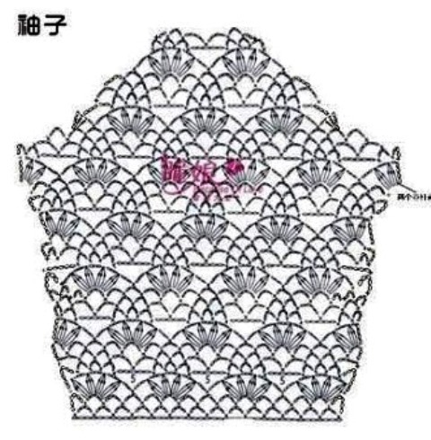 Un pull court au motif tulipe