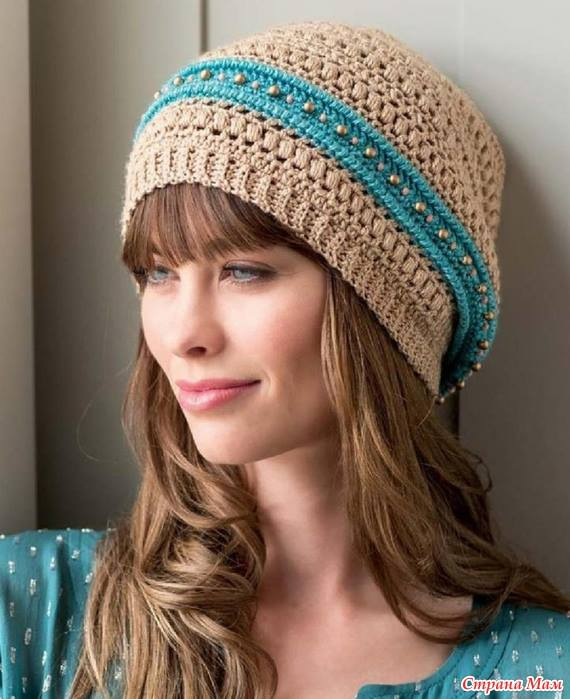 Au crochet un bonnet bicolore et quelques perles