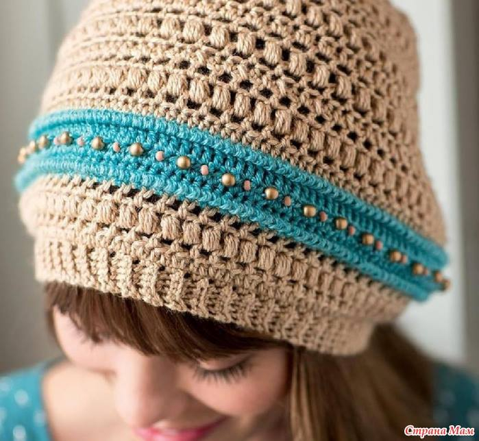 Au crochet un bonnet bicolore et quelques perles