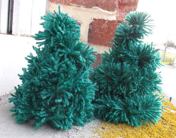 Mini sapin de Noël avec des pompons