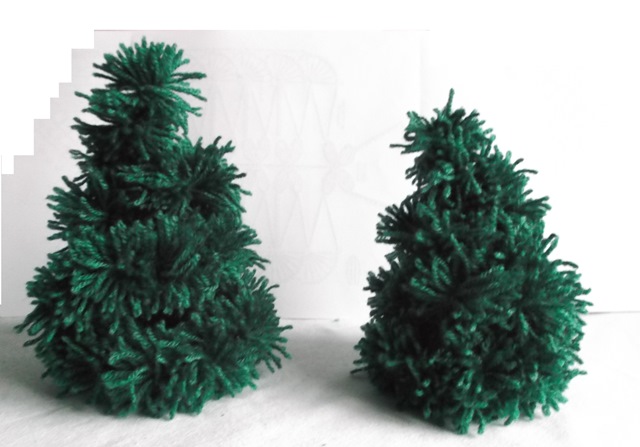 Mini sapin de Noël avec des pompons