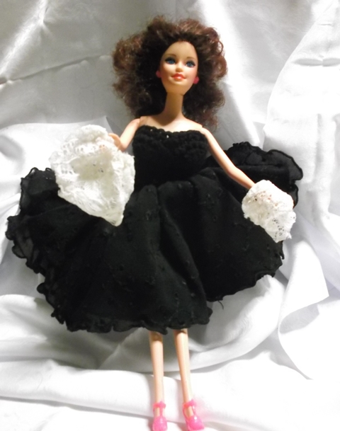Les petites culottes de Barbie en robe noire