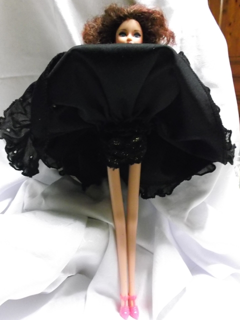 Les petites culottes de Barbie en robe noire