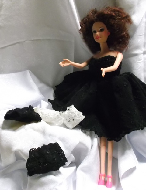 Les petites culottes de Barbie en robe noire