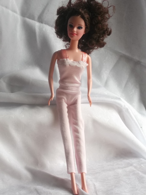 Dans la garde robe de Barbie il y a son pyjama
