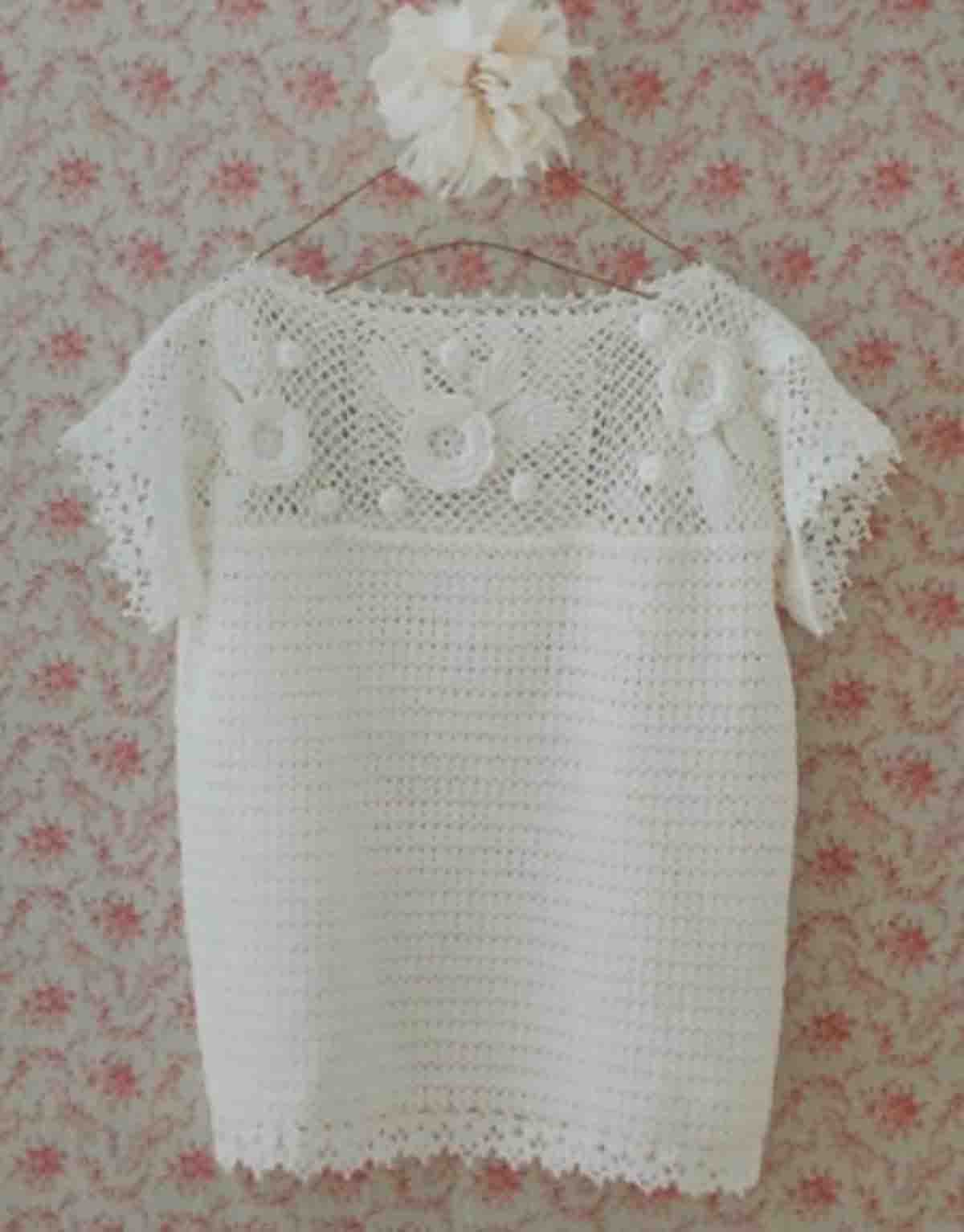 Un pull d'été avec un haut de granny fleuris au crochet
