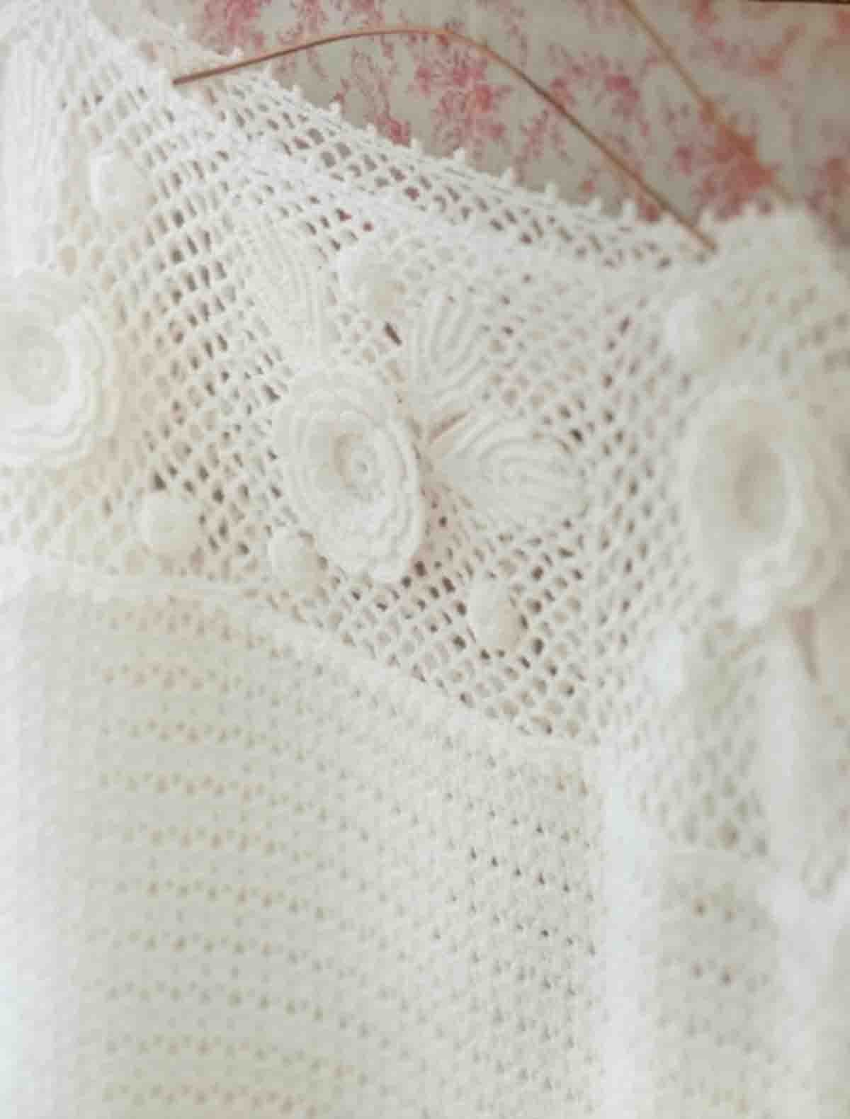 Un pull d'été avec un haut de granny fleuris au crochet