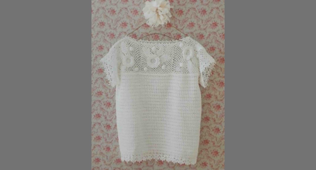 Un pull d'été avec un haut de granny fleuris au crochet