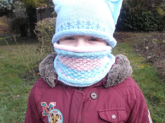 Un snood tricoté au point d'étoile pour Théa