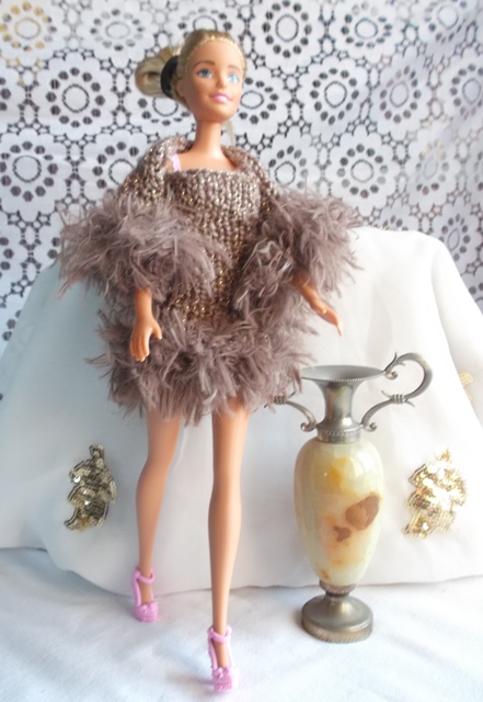 un ensemble robe et boléro chic pour Barbie