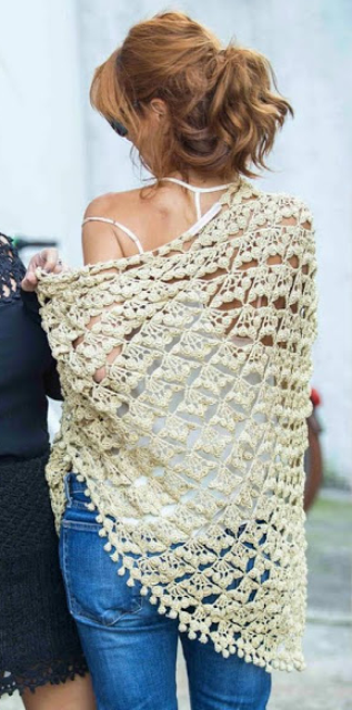 au crochet un châle avec des bouquets de fleurs