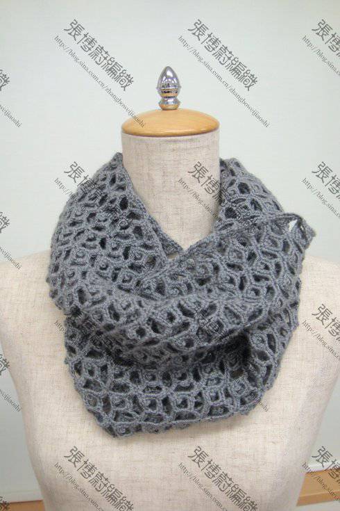 un snood à faire au crochet avec un point d'arceau