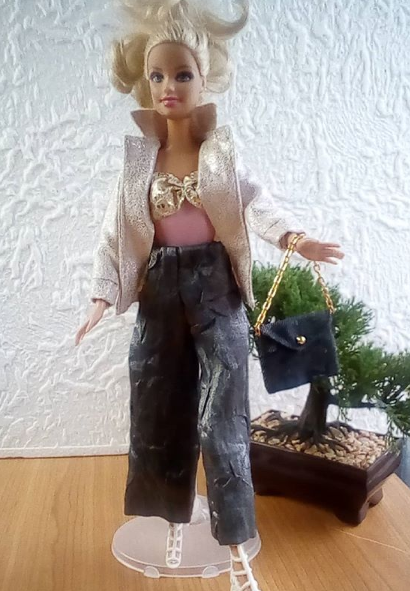 un pantalon tendance pour barbie Lili