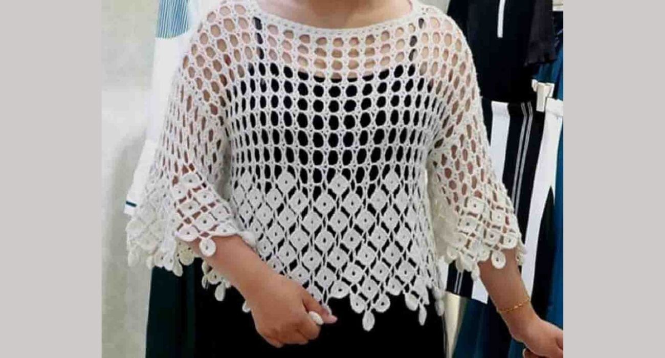 un pull d'été façon grillage et petits carrés