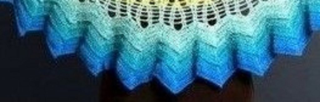 un châle au crochet arc en ciel