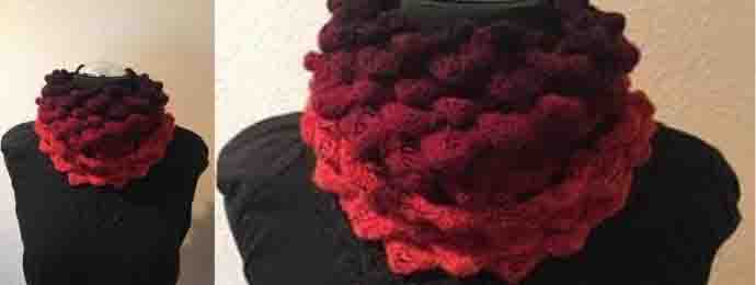 Snood avec le motif de doigt tricoté