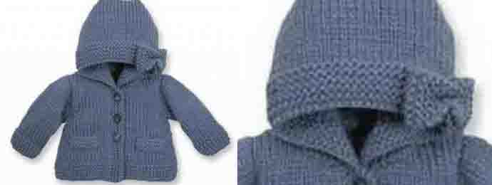 Un gilet à capuche au tricot pour bébé