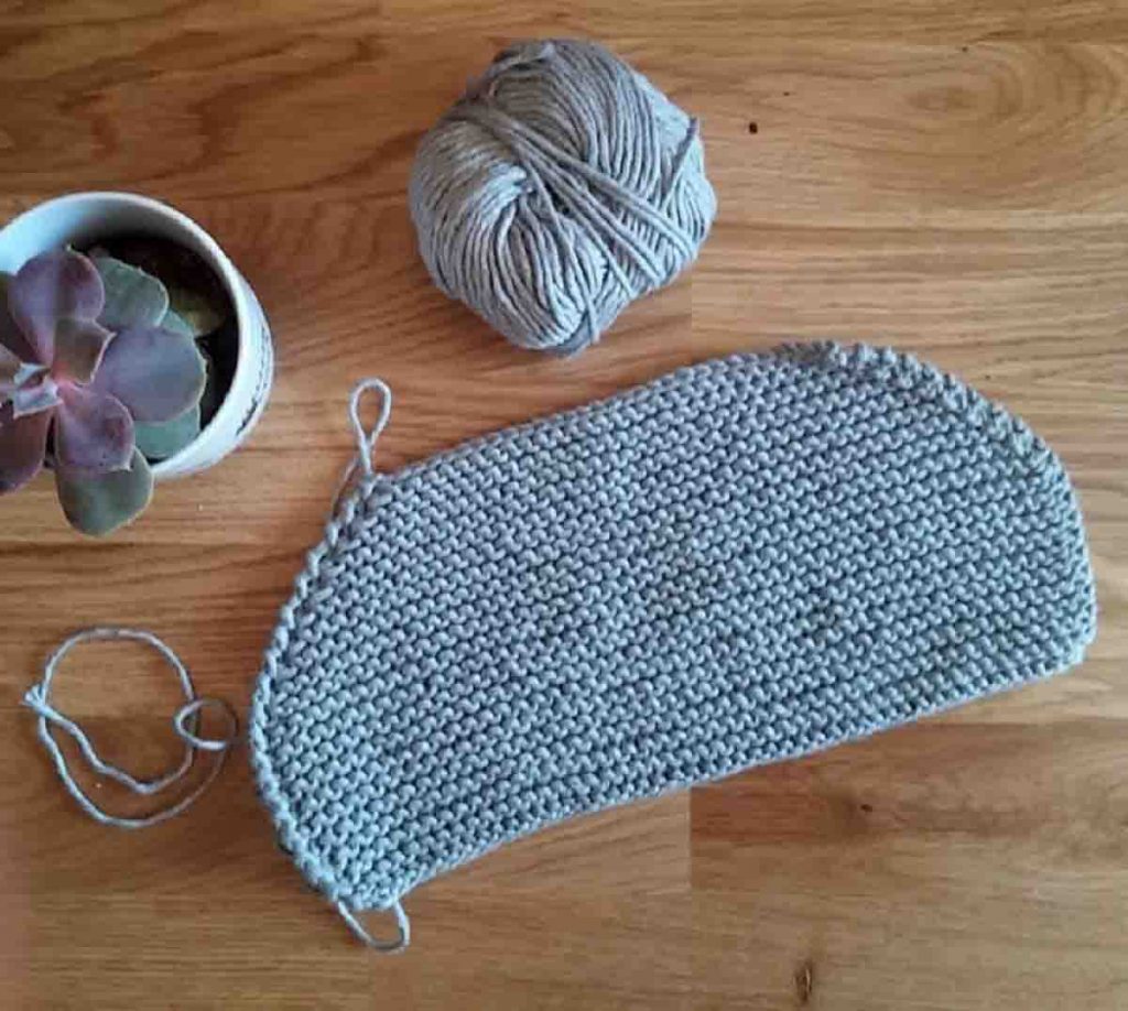 Au crochet un bonnet naissance modèle