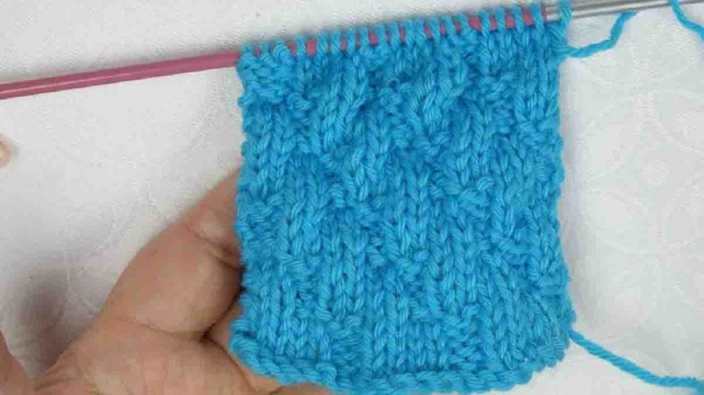 Au tricot un point facile pour une écharpe