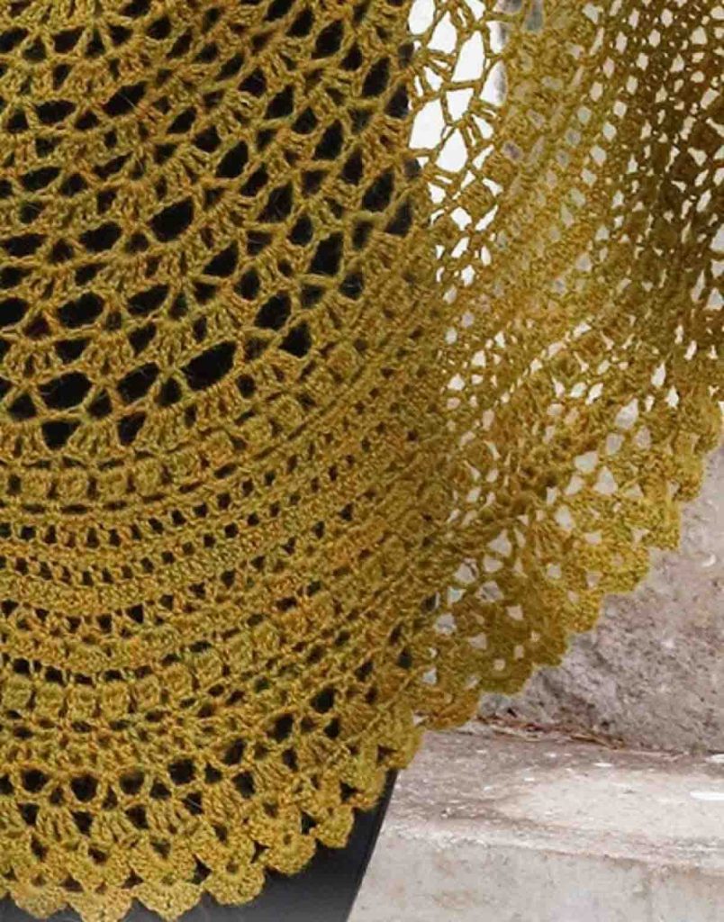 Une écharpe châle femme