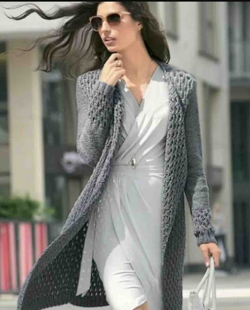 Un cardigan long femme