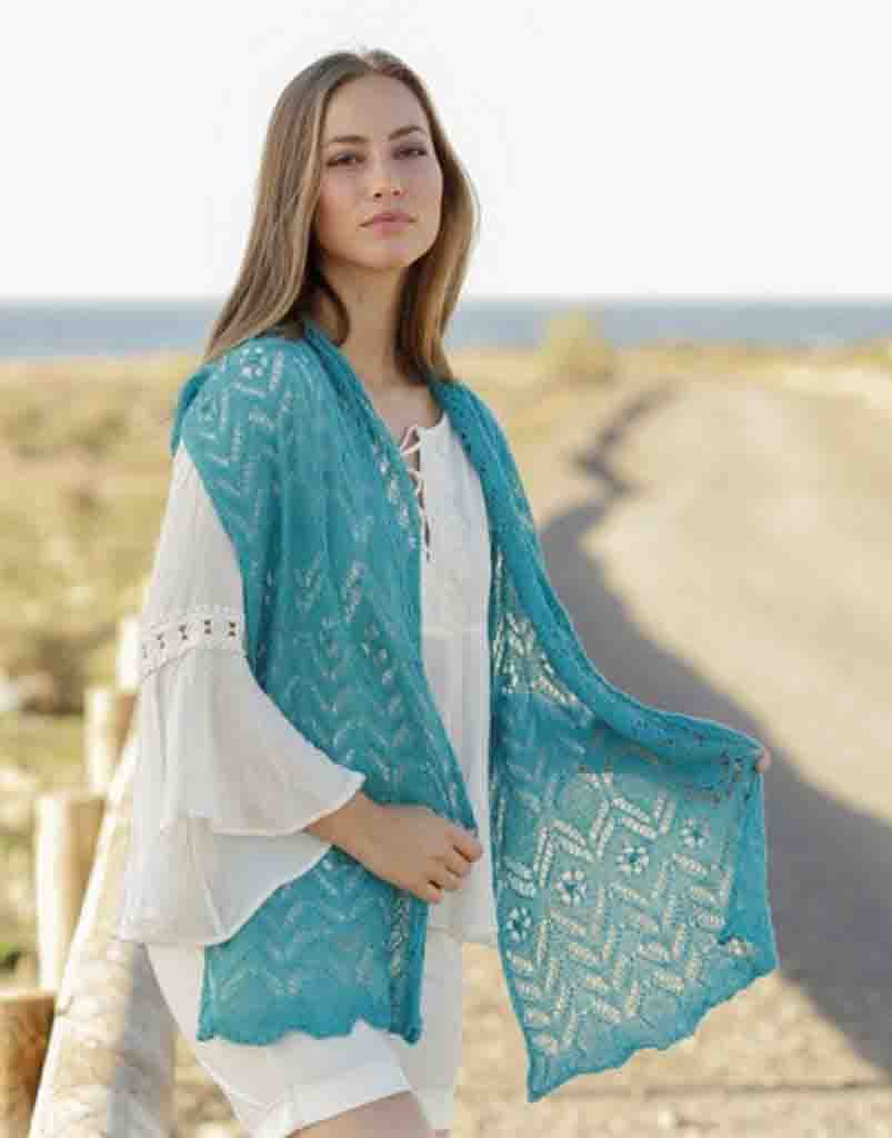 Au tricot une écharpe dentelle femme.